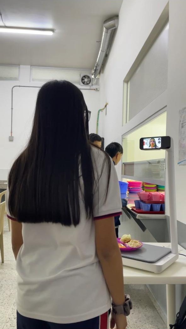 Estudiante usando SmartDex en el comedor escolar