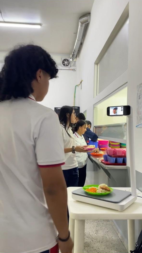 Estudiantes usando SmartDex para registrar la entrega de su almuerzo