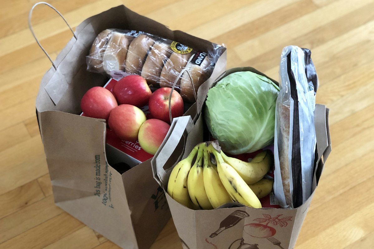 Caja de mercado con frutas y verduras